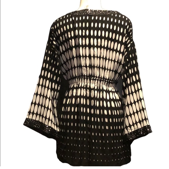 St. John Stylish Black and White Women's Top - Picture 2 of 8